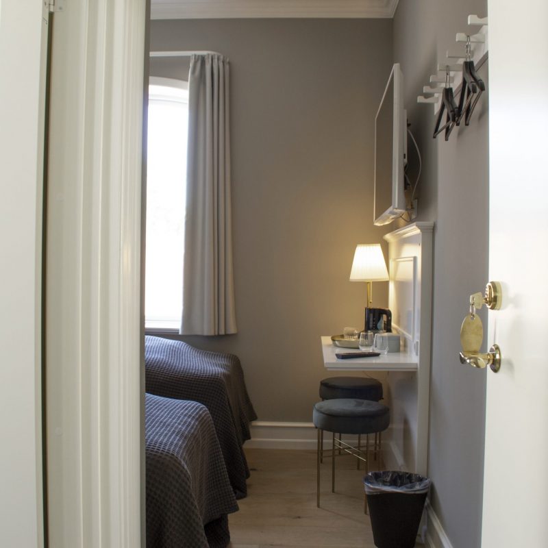 Billede af et af hotellets small standard værelser med twinbeds
